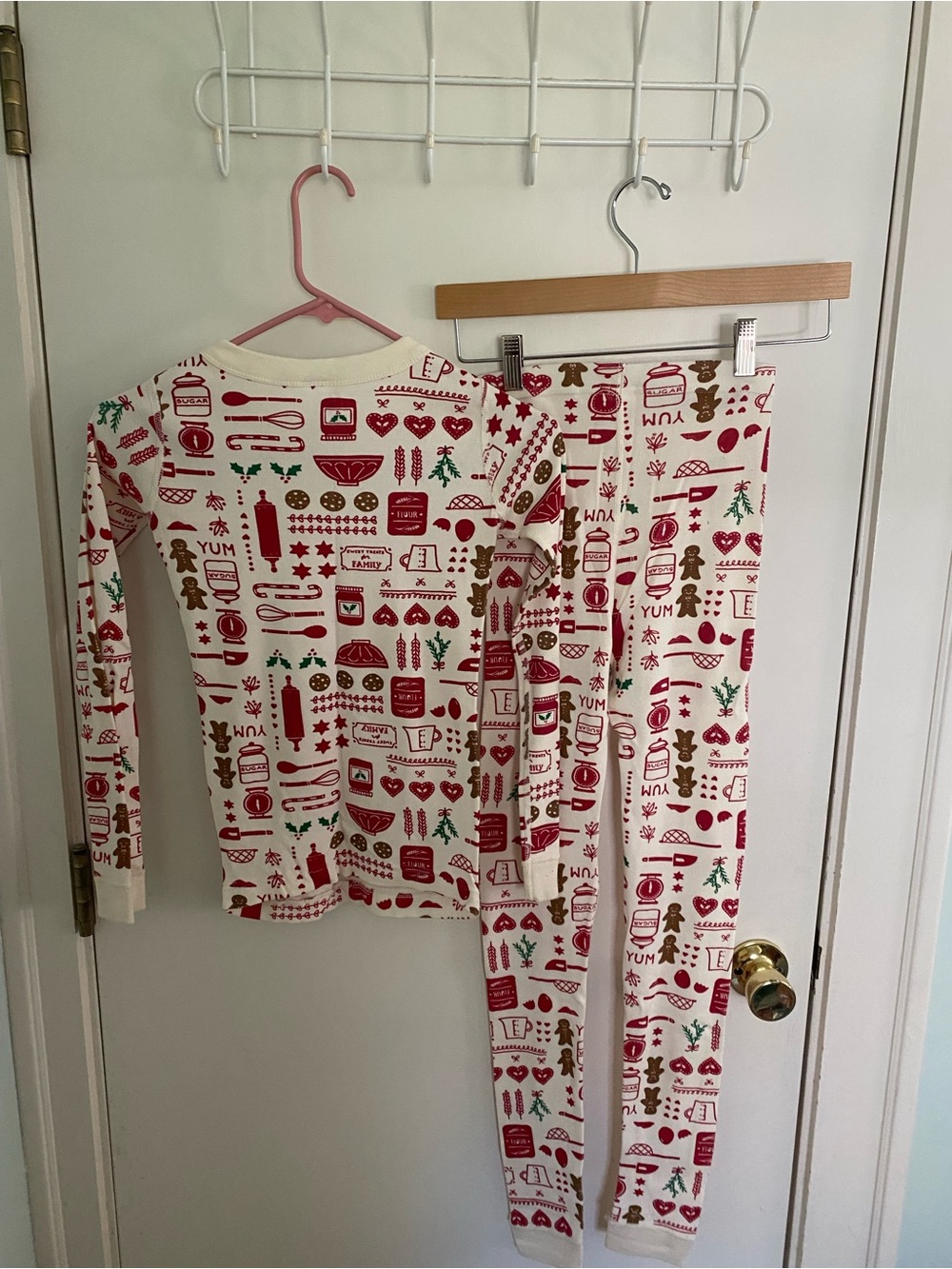 Hanna Andersson Cream Holiday Print Pajama Set with Baking print